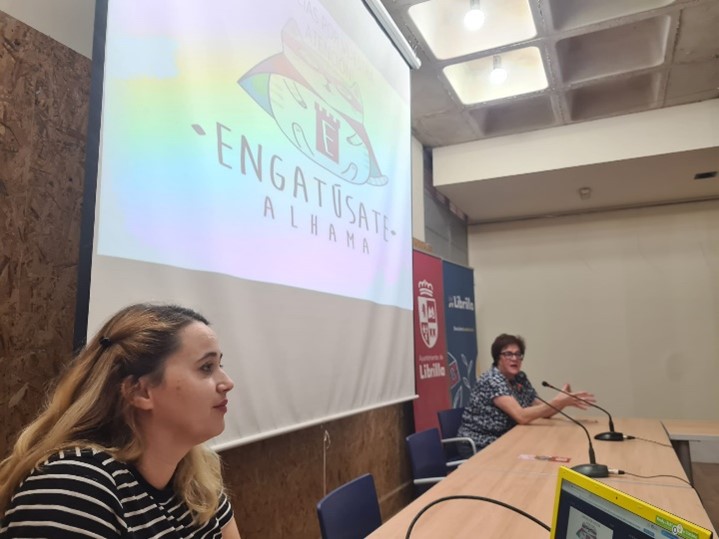 Puede ser una imagen de 13 personas, personas estudiando y texto